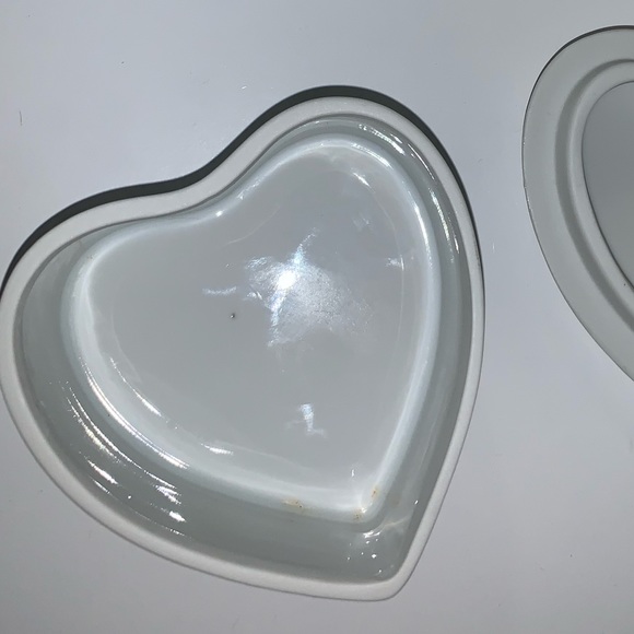 Elizabeth Arden Trinket Box with lid!Beautiful Flower design 🌸Vintage ❤️ shaped - Picture 6 of 8